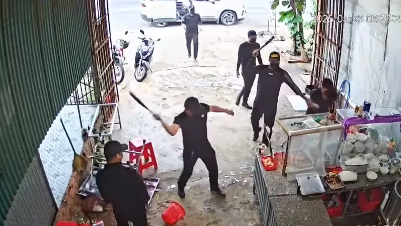 Bắt nhóm đối tượng mặc đồ đen đập phá quán phở ở Đắk Lắk