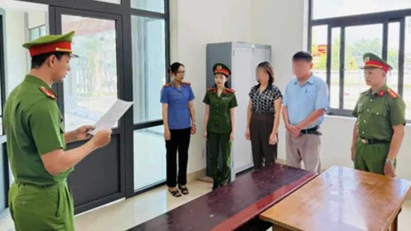 Cơ quan công an đang tống đạt các quyết định khởi tố, bắt tạm giam các đối tượng