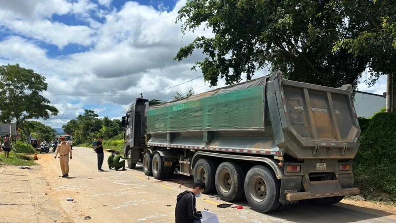 Va chạm với xe đầu kéo, 4 học sinh thương vong