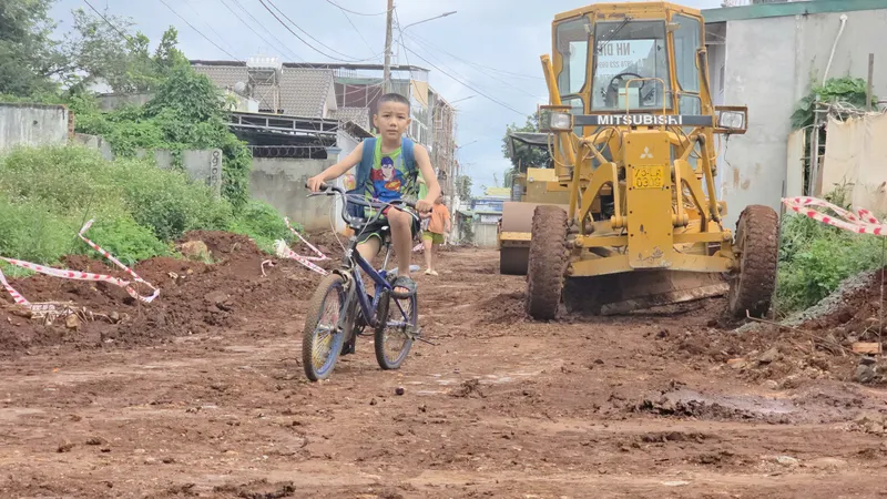 Dự án chỉ 400m: Thi công ì ạch, nhếch nhác, nắng bụi, mưa lầy
