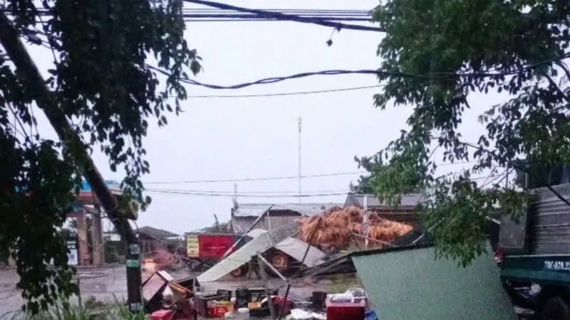 Giông lốc làm tốc mái nhiều căn nhà tại xã Sơn Thành