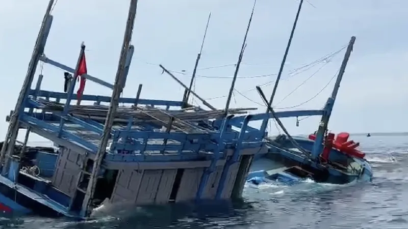 Ứng cứu kịp thời một tàu đánh cá bị chìm giữa biển