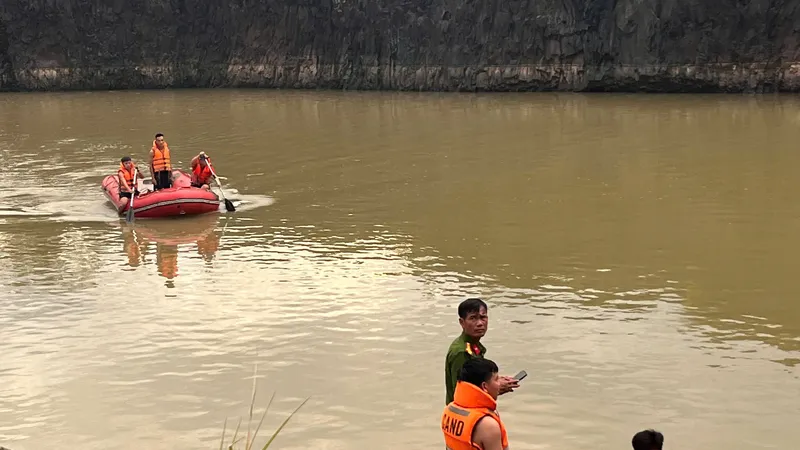 Lực lượng chức năng đang tổ chức trục vớt những thanh niên mất tích dưới Hồ Đá Xanh