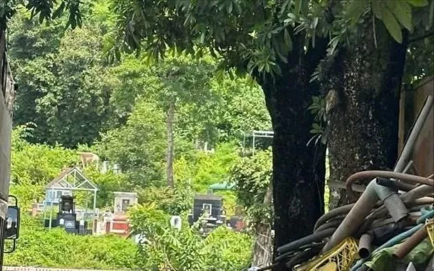 Phát hiện thi thể nam giới cùng chiếc xe máy bị cháy trơ khung trong nghĩa trang