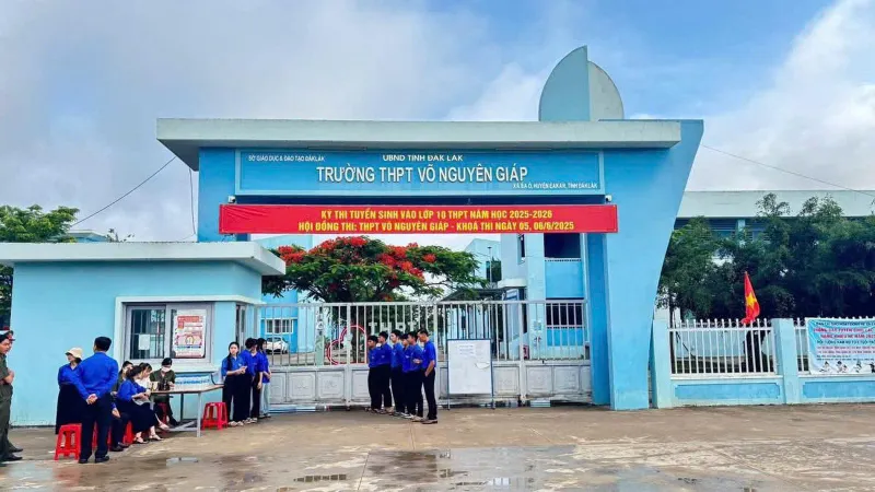 Buộc thôi việc đối với thầy giáo bóp cổ đồng nghiệp trong sân trường