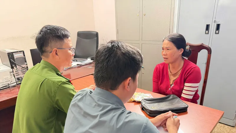 Đắk Lắk: Bắt người phụ nữ cướp giỏ xách của cụ ông bán vé số