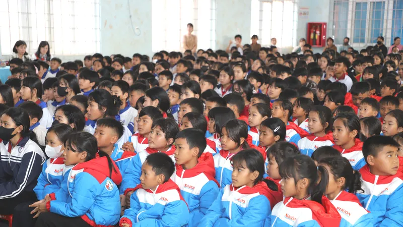 “Áo ấm đến trường” đến với học sinh vùng biên giới Lâm Đồng