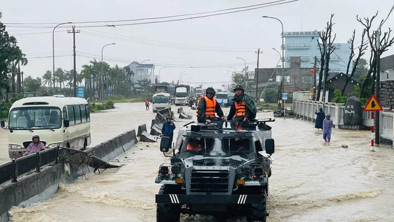 Quân khu 5 điều động xe thiết giáp, ứng cứu người dân vùng lũ Đắk Lắk
