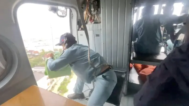 Đắk Lắk: Trực thăng thả hàng cứu trợ người dân bị nước lũ cô lập
