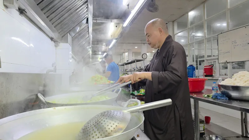 Hàng ngàn suất cơm nghĩa tình đến với bà con vùng lũ Đắk Lắk