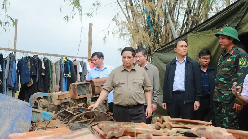 Thủ tướng Phạm Minh Chính thăm bà con vùng “rốn lũ” Hòa Thịnh