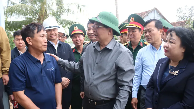 Phó Thủ tướng Hồ Quốc Dũng thăm người dân bị ảnh hưởng mưa lũ ở Đắk Lắk