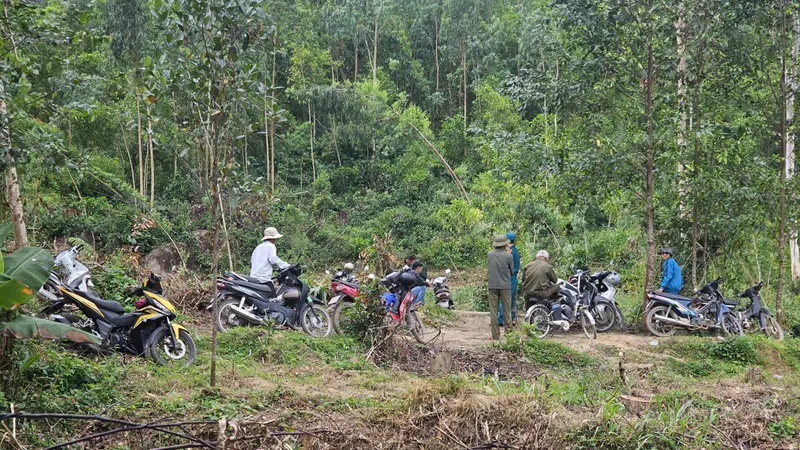 Lực lượng chức năng đang phong toả hiện trường tìm kiếm máy bay rơi ở phường Đông Hoà