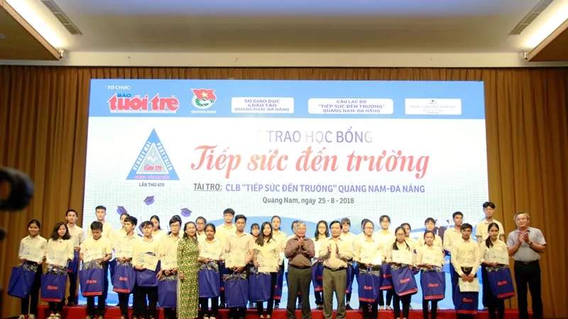 Các tân sinh viên nhận học bổng "Tiếp sức đến trường"