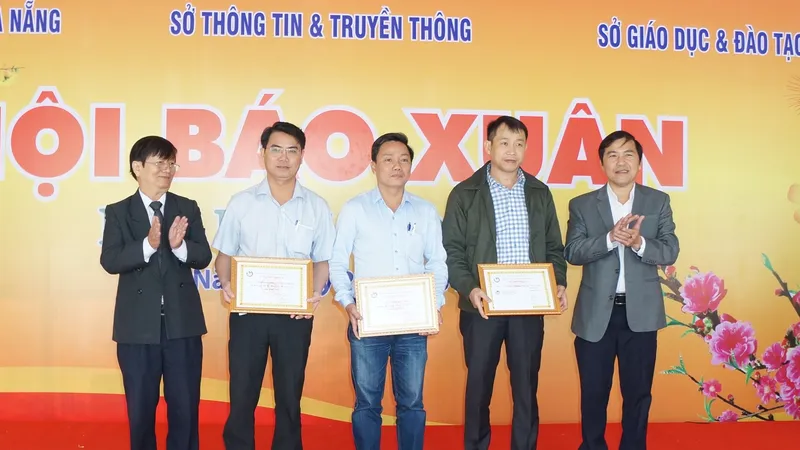 Ban tổ chức trao giải Nhì cho các đơn vị tham gia Hội Báo Xuân Kỷ Hợi TP Đà Nẵng năm 2019
