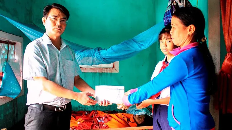 Báo SGGP trao tiền hỗ trợ cho 2 hoàn cảnh khó khăn