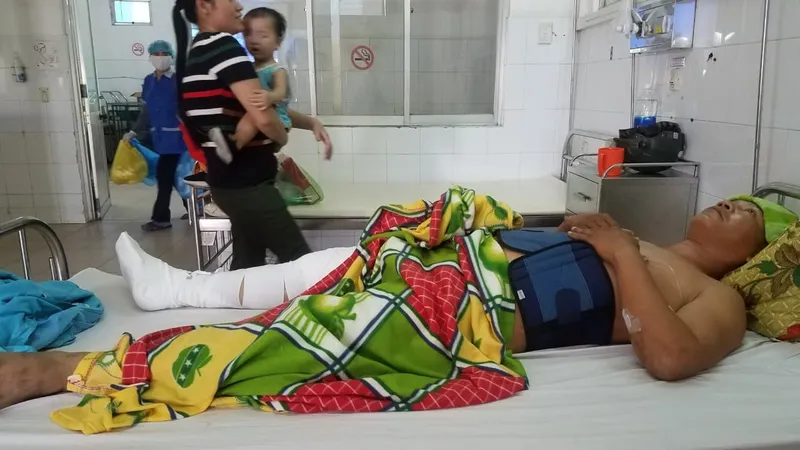 Truy bắt xe chở cát lậu, 1 cán bộ xã bị tông gãy xương đùi