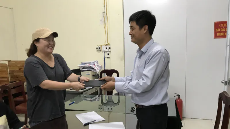 Tài xế taxi tìm du khách Hàn Quốc trả lại 45 triệu đồng bỏ quên