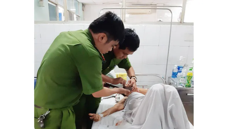 Đến tận giường bệnh làm giấy CMND cho người dân
