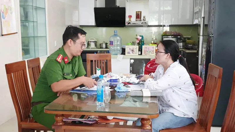 Công an phường Hòa Xuân làm việc với bà Hằng tại nhà