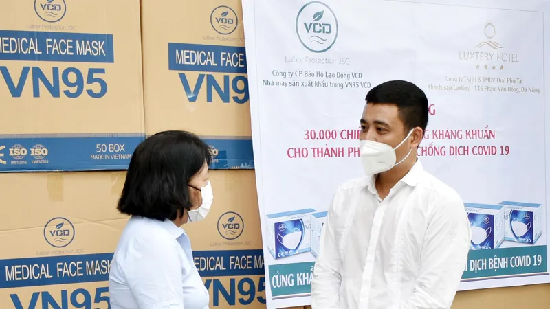 Công ty VCD cùng Khách sạn Luxtery trao tặng 30.000 khẩu trang cho TP Đà Nẵng