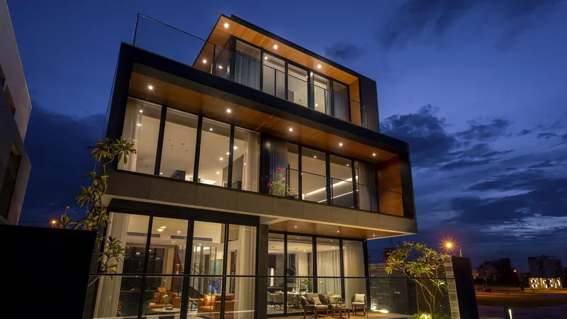 Thiết kế kiến trúc của ngôi nhà ưu tiên dành toàn bộ view xanh thơ mộng cho cảnh sông vào ban ngày và phần lighting tuyệt hảo vào ban đêm