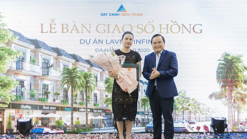 Trao sổ hồng cho cư dân 200 căn shophouse hạng sang ven hồ tại Đà Nẵng 