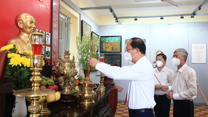 Lãnh đạo TPHCM dâng hương tại Khu tưởng niệm Ngã Ba Giồng