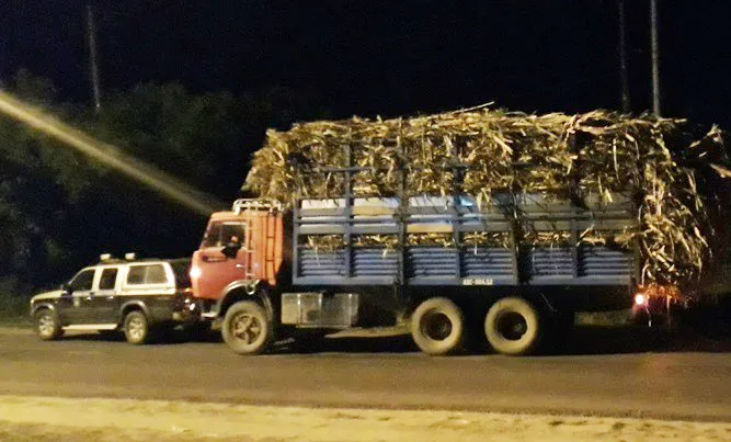 Thanh tra giao thông kiểm tra xe mía quá khổ, quá tải 