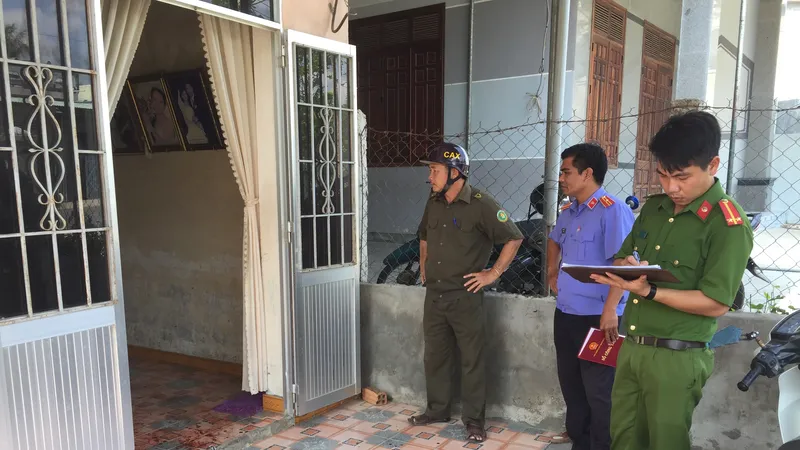 Chồng đâm chết vợ bằng 10 nhát dao