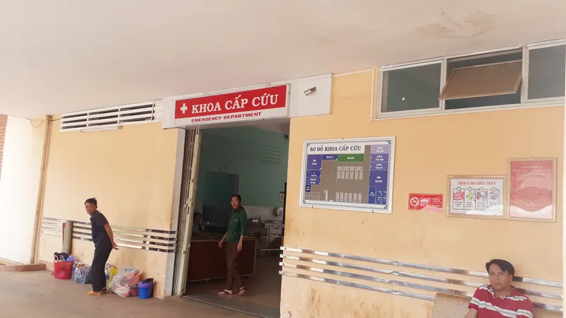 Bức xúc thủ tục BHYT, cha đập phá máy móc khi đưa con cấp cứu bệnh viện