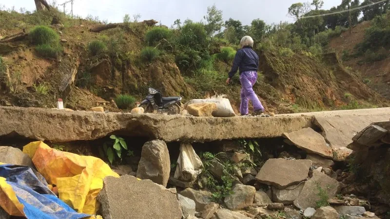 Một vị trí có biểu hiện đang bị hư hỏng mới trên đoạn tuyến Măng Ri- Ngọc Linh