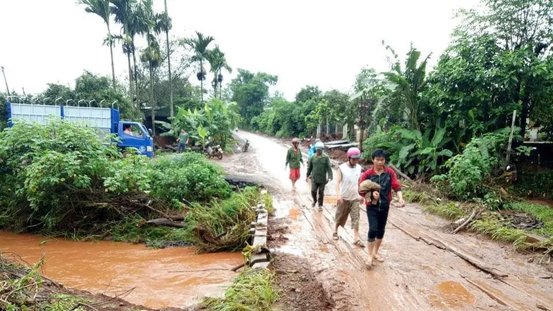 Đi xe máy qua cầu, nam thanh niên bị nước lũ cuốn trôi