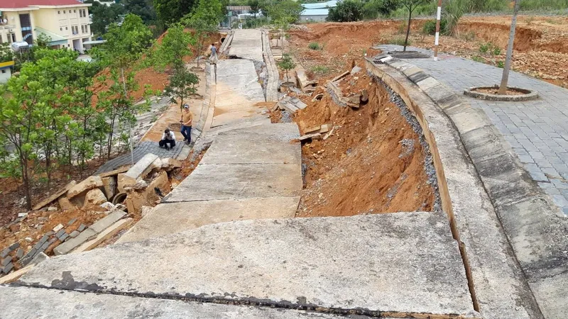 Đường xây, nâng cấp tốn hàng chục tỷ đồng, giờ xin thêm 5 tỷ để sửa chữa 