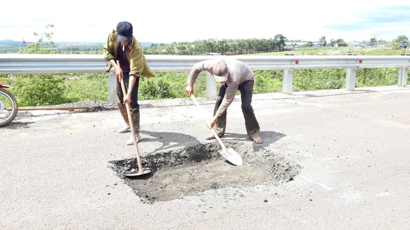 Sửa chữa con đường gần trăm tỷ nát bét “gây dư luận không tốt”