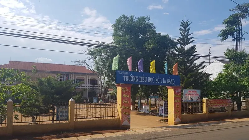 Phó Bí thư Đảng ủy xã “rút ví” trúng má học sinh tiểu học