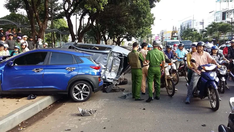 Xe ô tô tông liên hoàn, 5 người bị thương