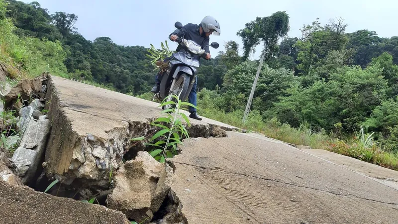 Tan nát đường xuyên đỉnh Ngọc Linh