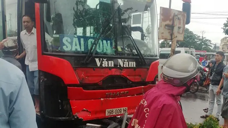 Xe khách tông liên hoàn, 5 người thương vong 