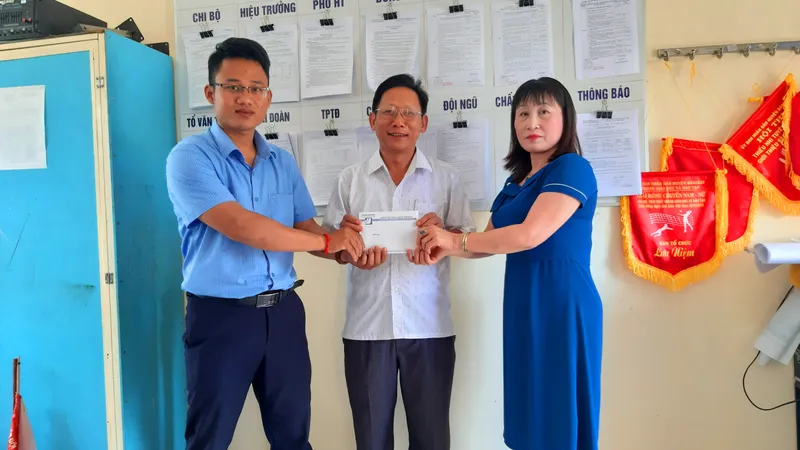 Hỗ trợ tiền để cải thiện bữa cơm cho học sinh nghèo vùng cao