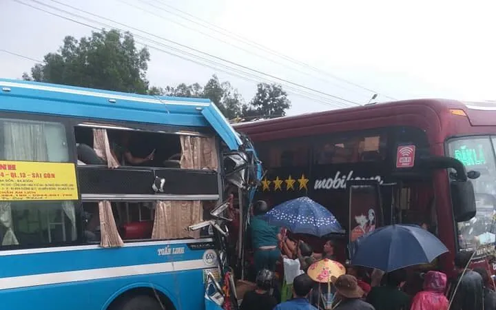 Hai xe khách tông nhau, 7 người bị thương
