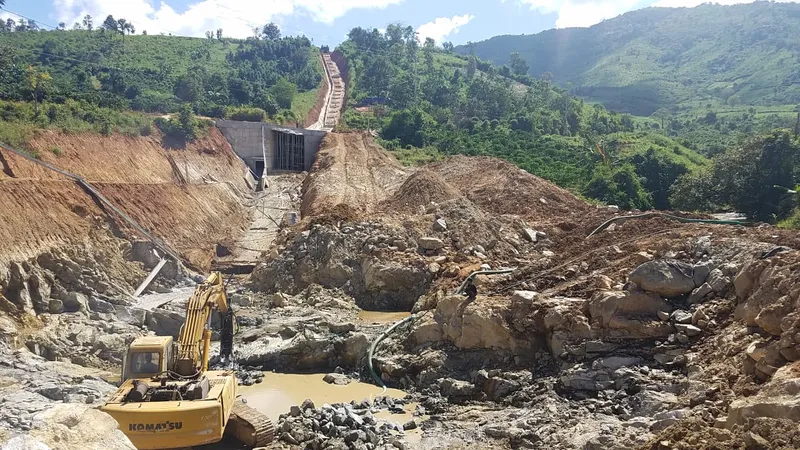 Xe chở đá thi công đập thủy điện bị lật, 2 công nhân tử vong