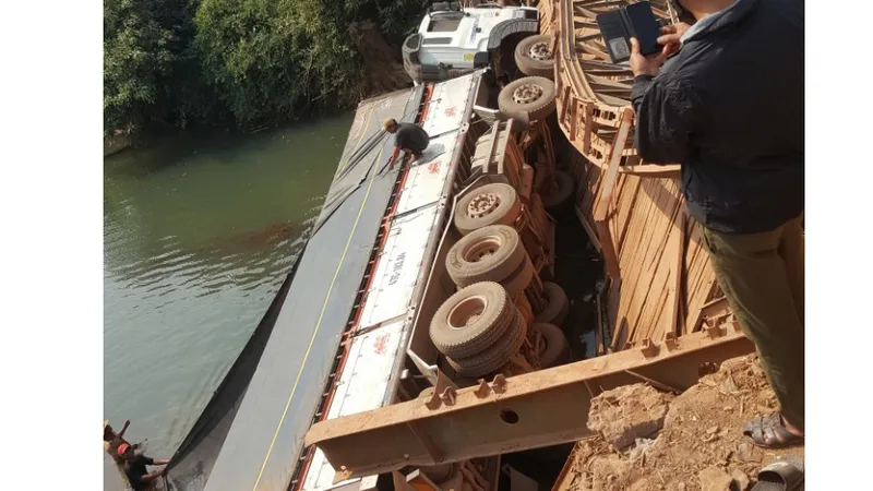 Gia Lai: Sập cầu sắt, tài xế may mắn thoát chết 