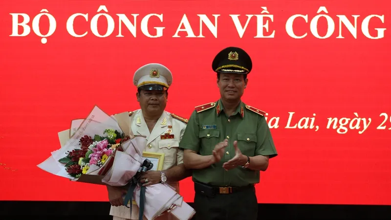 Đại tá Rah Lan Lâm (bên trái) nhận quyết định bổ nhiệm làm Giám đốc Công an tỉnh Gia Lai