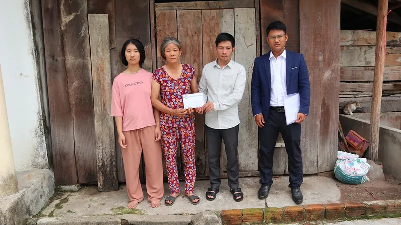 Trao tiền bạn đọc hỗ trợ người mẹ già nuôi 3 con bị bệnh tâm thần, ung thư 