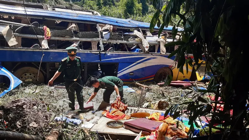 Thăm hỏi nạn nhân vụ tai nạn làm hàng chục người thương vong ở Kon Tum