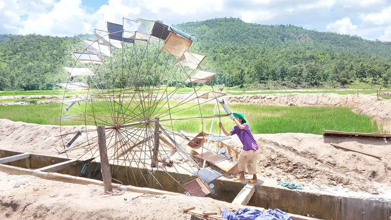 Ruộng đồng khô khát bên công trình thủy lợi trăm tỷ chưa bàn giao đã nát
