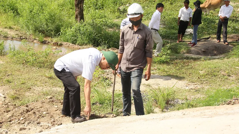 Kiểm tra công trình thủy lợi hơn trăm tỷ chưa bàn giao đã "nát"