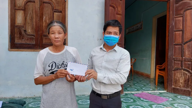 Trao tiền hỗ trợ cho gia đình có mẹ già nuôi 3 con tâm thần, ung thư