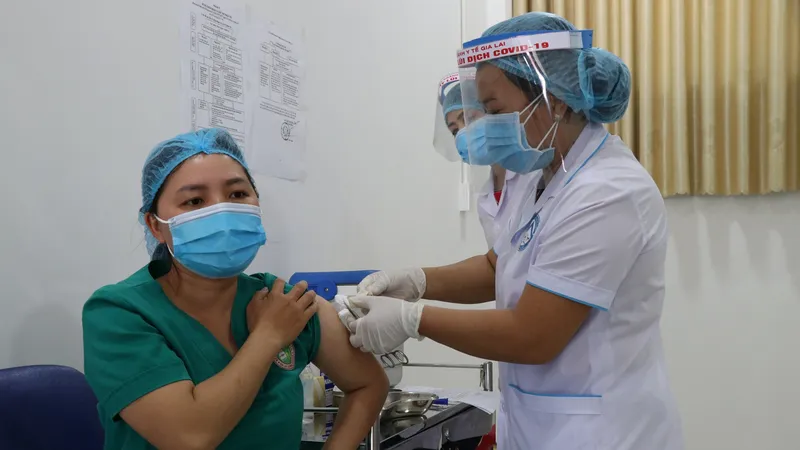 Các y, bác sĩ ở Gia Lai được tiêm vaccine Covid-19